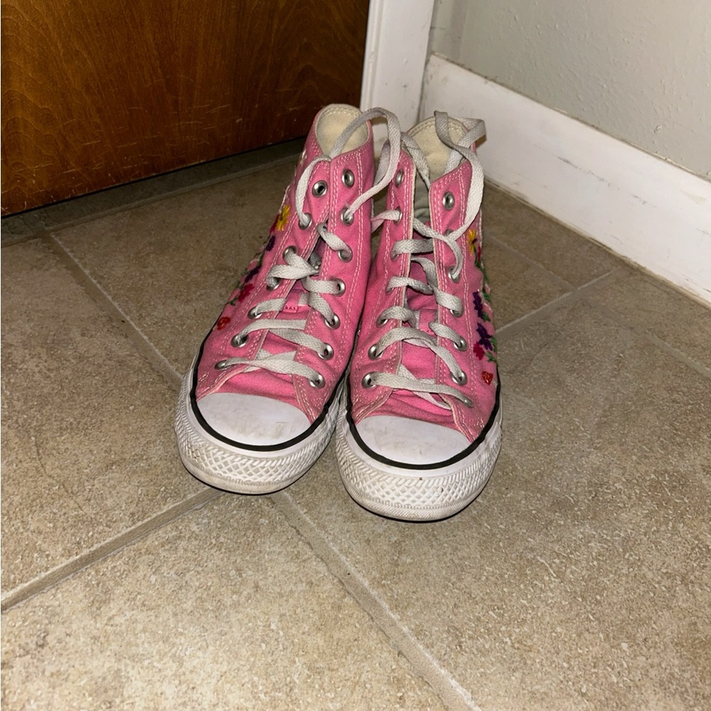 7.5 pink converse with embroidery